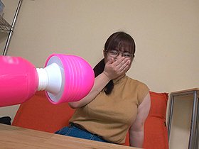 爆乳が弾けそうなスーパー店員さん はにかむ笑顔とだらしな豊満ボディのギャップ◎ 絶倫チ●ポでガンガン突かれてイキまくった！ サンプル動画サムネイル